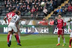 1. Bundesliga - Fußball - Eintracht Frankfurt - FC Ingolstadt 04 - Marvin Matip (34, FCI) Kopfball, Timothy Chandler (22 Frankfurt)