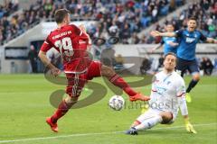 1. Bundesliga - Fußball - TSG 1899 Hoffenheim - FC Ingolstadt 04 - Markus Suttner (29, FCI)  trifft den Ball nicht richtig und schießt Torwart Oliver Baumann (TSG 1) an, Torchance