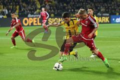 1. Bundesliga - Fußball - Borussia Dortmund - FC Ingolstadt 04 - 1:0 - Zweikampf Sokratis Papastathopoulos (BVB 25) Sonny Kittel (21, FCI)