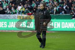 1. Bundesliga - Fußball - Werder Bremen - FC Ingolstadt 04 - Co-Trainer Michael Henke (FCI) vor dem Spiel nachdenlich