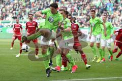 1. Bundesliga - Fußball - VfL Wolfsburg - FC Ingolstadt 04 - Mario Gomez (33 Wolfsburg) wehrt vor dem Tor ab