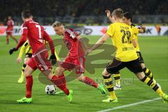 1. Bundesliga - Fußball - Borussia Dortmund - FC Ingolstadt 04 - 1:0 - Sturm auf das Tor Mathew Leckie (7, FCI) Sonny Kittel (21, FCI) am Ball, Matthias Ginter (BVB 28)