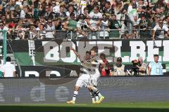 1. Bundesliga - Fußball - Borussia Mönchengladbach - FC Ingolstadt 04 - 2:0 - Lars Stindl (#13 Borussia) mit dem Traffer 1:0, jubelt mit Andre Hahn (#28 Borussia)