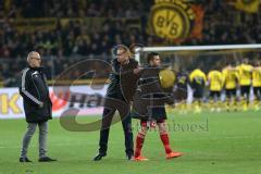 1. Bundesliga - Fußball - Borussia Dortmund - FC Ingolstadt 04 - 1:0 - Spiel ist aus, hängende Köpfe bei Ingolstadt, Vorsitzender des Vorstandes Peter Jackwerth (FCI) Cheftrainer Maik Walpurgis (FCI) Markus Suttner (29, FCI) hinten feiert der BVBV
