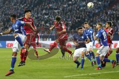 1. Bundesliga - Fußball - FC Schalke 04 - FC Ingolstadt 04 - mitte Romain Brégerie (18, FCI) köpft zum Tor, Ball drüber