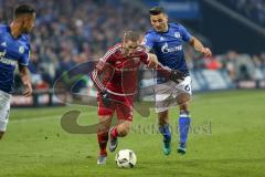 1. Bundesliga - Fußball - FC Schalke 04 - FC Ingolstadt 04 - Mathew Leckie (7, FCI) wird von Sead Kolasinac (6 Schalke) gestoppt