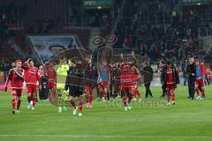 1. Bundesliga - Fußball - FC Augsburg - FC Ingolstadt 04 - Spiel ist aus Sieg 2:3 Team feiert mit den Fans