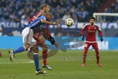 1. Bundesliga - Fußball - FC Schalke 04 - FC Ingolstadt 04 - Naldo (29 Schalke) hinten Mathew Leckie (7, FCI)