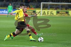 1. Bundesliga - Fußball - Borussia Dortmund - FC Ingolstadt 04 - 1:0 - Zweikampf Christian Pulisic (BVB 22) Sonny Kittel (21, FCI)