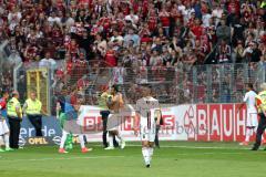 1. Bundesliga - Fußball - SC Freiburg - FC Ingolstadt 04 -  Spiel ist aus, 1:1 Endstand, Ingolstadt 17. Platz, Abstieg, hängende Köpfe,Fans warten auf Verabschiedung Mannschaft Fahnen Jubel Kurve Schal, Alfredo Morales (6, FCI)