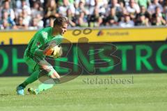 1. Bundesliga - Fußball - Borussia Mönchengladbach - FC Ingolstadt 04 - Torwart Örjan Haskjard Nyland (1, FCI) hält den Ball sicher