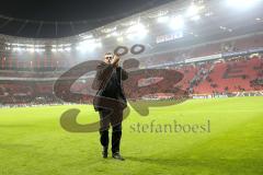 1. Bundesliga - Fußball - Bayer Leverkusen - FC Ingolstadt 04 - Co-Trainer Michael Henke (FCI) bedankt sich bei den mitgereisten Fans