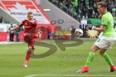 1. Bundesliga - Fußball - VfL Wolfsburg - FC Ingolstadt 04 - Sonny Kittel (21, FCI) Torschuß Yannick Gerhardt (13 Wolfsburg) wehrt ab