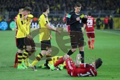 1. Bundesliga - Fußball - Borussia Dortmund - FC Ingolstadt 04 - 1:0 - Foul Darío Lezcano (11, FCI) erhält die gelbe Karte