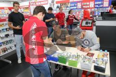 1. BL - Saison 2016/2017 - FC Ingolstadt 04 - Autogrammstunde mit Alfredo Morales und Mathew Leckie im Media Markt - Foto: Markus Banai