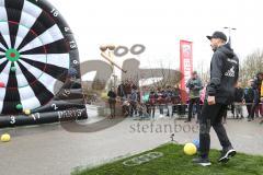 1. Bundesliga - Fußball - FC Ingolstadt 04 - Audi Schanzer Technik Challenge - Fußball Darts - Robert Leipertz (13, FCI) Schußversuch darts