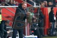 1. Bundesliga - Fußball - FC Ingolstadt 04 - SC Freiburg - Cheftrainer Maik Walpurgis (FCI) feuert sein Team an