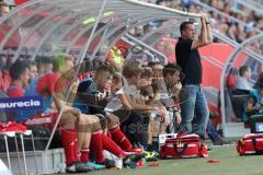 1. Bundesliga - Fußball - FC Ingolstadt 04 - TSG 1899 Hoffenheim 1:2 - Sprachlos klammert sich Cheftrainer Markus Kauczinski (FCI) fest
