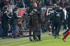 1. Bundesliga - Fußball - FC Ingolstadt 04 - RB Leipzig - Sieg 1:0 Cheftrainer Maik Walpurgis (FCI) umarmt Fitnesstrainer Jörg Mikoleit (FCI)