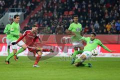 1. Bundesliga - Fußball - FC Ingolstadt 04 - VfL Wolfsburg - Torchance verpasst Mathew Leckie (7, FCI) zieht ab, rechts Ricardo Rodriguez (34 Wolfsburg) verteidigt