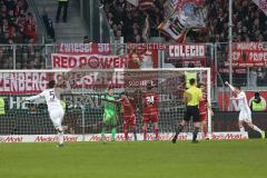 1. Bundesliga - Fußball - FC Ingolstadt 04 - FC Bayern - Tor 0:1 für Bayern Jubel Torwart Martin Hansen (35, FCI) Mats Hummels (5 Bayern) jubelt, Almog Cohen (36, FCI) schimpft