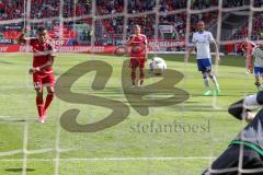 1. Bundesliga - Fußball - FC Ingolstadt 04 - FC Schalke 04 - letzter Spieltag - Elfmeter Darío Lezcano (11, FCI) verschießt, Torwart Ralf Fährmann (1 Schalke) blockt den Ball