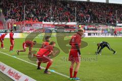 1. BL - Saison 2016/2017 - FC Ingolstadt 04 - FC Augsburg - Die Mannschaft vor dem Spiel beim warm machen - Foto: Meyer Jürgen