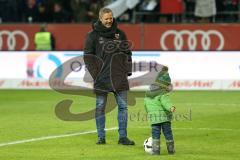 1. Bundesliga - Fußball - FC Ingolstadt 04 - RB Leipzig - Sieg 1:0 Sportdirektor Thomas Linke (FCI)  auf dem Spielfeld vor den Fans mit seinem Sohn