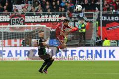 1. Bundesliga - Fußball - FC Ingolstadt 04 - FC Augsburg - Markus Suttner (29, FCI)  rettet den Ball Jonathan Schmid (FCA 11)