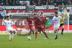 1. Bundesliga - Fußball - FC Ingolstadt 04 - FC Bayern - Angriff Mathew Leckie (7, FCI) Xabi Alonso (14 Bayern) hinten links Pascal Groß (10, FCI)
