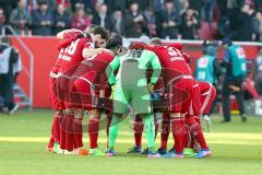 1. BL - Saison 2016/2017 - FC Ingolstadt 04 - FC Bayern München - Die Mannschaft bildet vor dem Spiel einen Kreis  - Foto: Meyer Jürgen