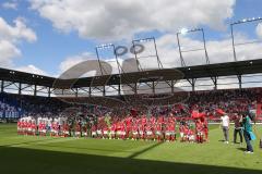 1. Bundesliga - Fußball - FC Ingolstadt 04 - FC Schalke 04 - letzter Spieltag - Aufstellung Mannschaft vor dem Spiel Einlaufkids