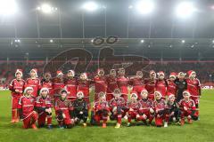 1. Bundesliga - Fußball - FC Ingolstadt 04 - SC Freiburg - Einlaufkinder Kids mit Nikolausmützen