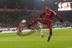 1. Bundesliga - Fußball - FC Ingolstadt 04 - SC Freiburg - Marcel Tisserand (32, FCI) fliegt zum Ball