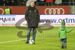 1. Bundesliga - Fußball - FC Ingolstadt 04 - RB Leipzig - Sieg 1:0 Sportdirektor Thomas Linke (FCI)  auf dem Spielfeld vor den Fans mit seinem Sohn
