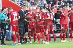 1. Bundesliga - Fußball - FC Ingolstadt 04 - Bayer 04 Leverkusen - Besprechnung Pause Auszeit Cheftrainer Maik Walpurgis (FCI) mit Florent Hadergjonaj (33, FCI) Sonny Kittel (21, FCI)