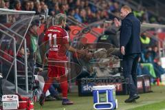 1. Bundesliga - Fußball - FC Ingolstadt 04 - VfL Wolfsburg -an der Seitenlinie Cheftrainer Maik Walpurgis (FCI) wechselt Darío Lezcano (11, FCI) ein