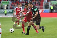 1. Bundesliga - Fußball - FC Ingolstadt 04 - Bayer 04 Leverkusen - Darío Lezcano (11, FCI) mit dem Schiedsrichter