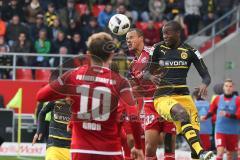 1. Bundesliga - Fußball - FC Ingolstadt 04 - Borussia Dortmund - Marcel Tisserand (32, FCI) Adrian Ramos (BVB 20)