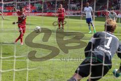 1. Bundesliga - Fußball - FC Ingolstadt 04 - FC Schalke 04 - Darío Lezcano (11, FCI) verschießt Elfmeter, Torwart Ralf Fährmann (1 Schalke) blockt