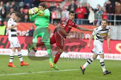 1. Bundesliga - Fußball - FC Ingolstadt 04 - Borussia Mönchengladbach - Darío Lezcano (11, FCI) kommt zu spät, Yann Sommer Torwart (#1 Gladbach) fängt den Ball