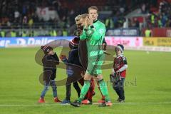 1. Bundesliga - Fußball - FC Ingolstadt 04 - RB Leipzig - Sieg 1:0 Jubel Team bedankt sich bei den Fans Torwart Örjan Haskjard Nyland (1, FCI) Darío Lezcano (11, FCI)