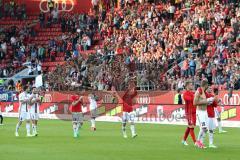 1. Bundesliga - Fußball - FC Ingolstadt 04 - SV Darmstadt 98 - Spiel ist aus Jubel Sieg 3:2, das Team feiert mit den Fans, Dank,