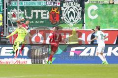 1. Bundesliga - Fußball - FC Ingolstadt 04 - Werder Bremen - Missverständnis Torwart Martin Hansen (35, FCI) und Marcel Tisserand (32, FCI), rechts Max Kruse (10 Bremen) mit seinem 3. Tor zum 2:3