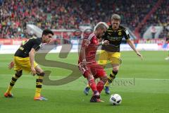 1. Bundesliga - Fußball - FC Ingolstadt 04 - Borussia Dortmund - mitte Darío Lezcano (11, FCI) Lukasz Piszczek (BVB 26) Marc Bartra (BVB 5)