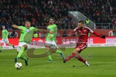 1. Bundesliga - Fußball - FC Ingolstadt 04 - VfL Wolfsburg -  rechts Mathew Leckie (7, FCI) schießt vorbei