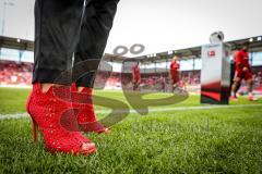 1. Bundesliga - Fußball - FC Ingolstadt 04 - Bayer 04 Leverkusen - rote Schuhe Stadion