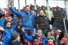 1. Bundesliga - Fußball - FC Ingolstadt 04 - Werder Bremen - Jürgen Bernhardt und Tochter Emilie Bernhardt (U15) jubeln in die Kamera