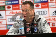 1. Bundesliga - Fußball - FC Ingolstadt 04 - TSG 1899 Hoffenheim 1:2 - Pressekonferenz Cheftrainer Markus Kauczinski (FCI) erklärt den Journalisten 3. Heimniederlage in Folge