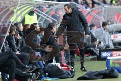 1. Bundesliga - Fußball - FC Ingolstadt 04 - Borussia Mönchengladbach - Schiedsrichter ermahnt die Ingolstädter Trainer